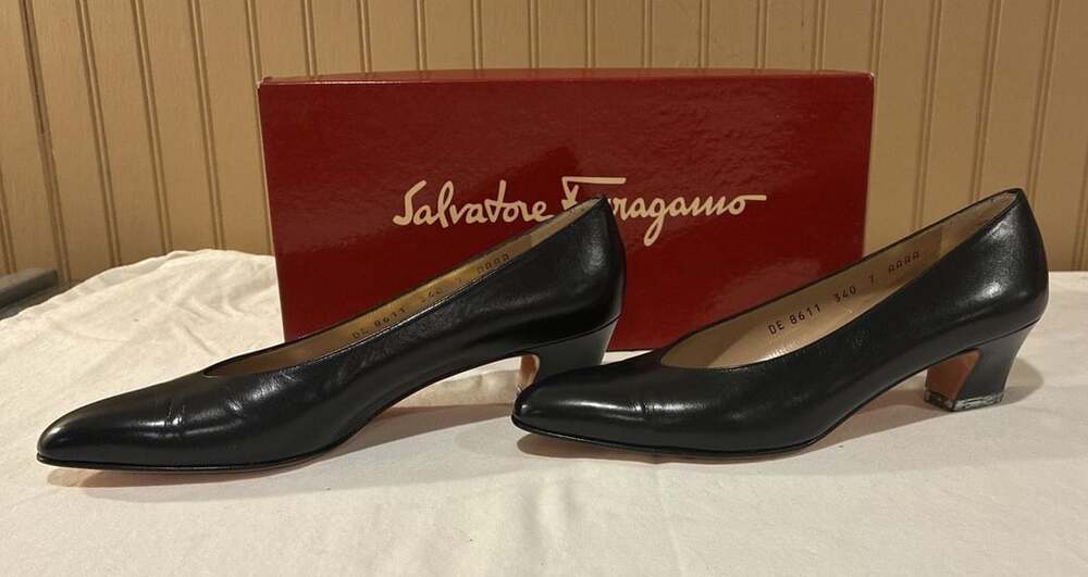 Salvatore Ferragamo Navy Calf Leather Low Heel Pumps Size 7 AAAA